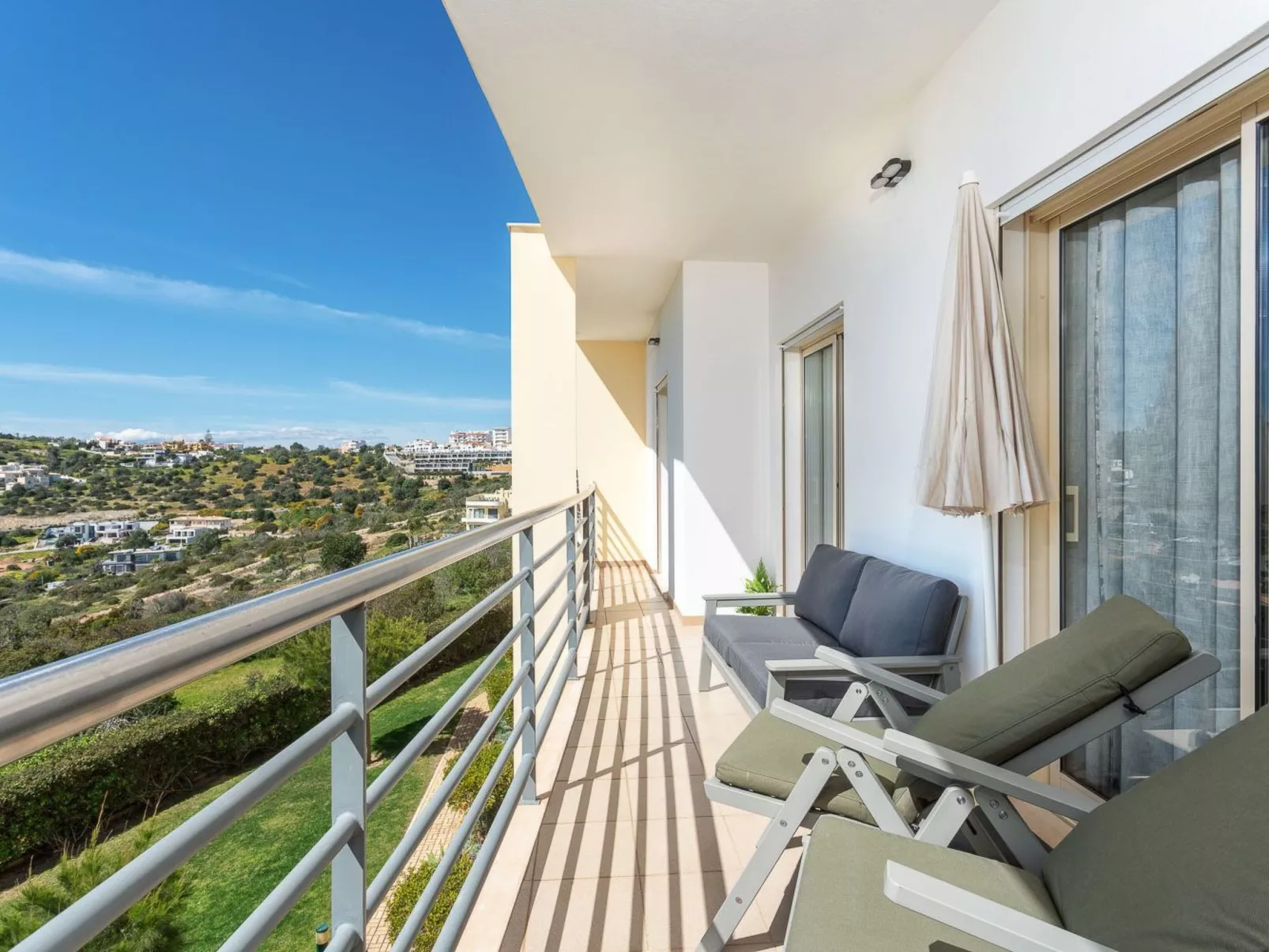 "Elena 2" mit Blick auf das Wasser - Image-tags.info