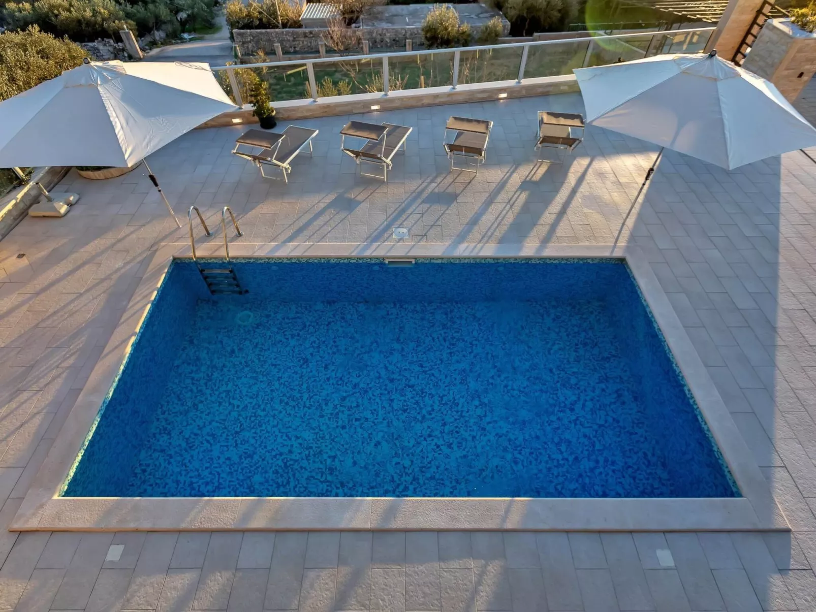 Villa Infinite mit Schwimmbad und Meerblick - Buiten