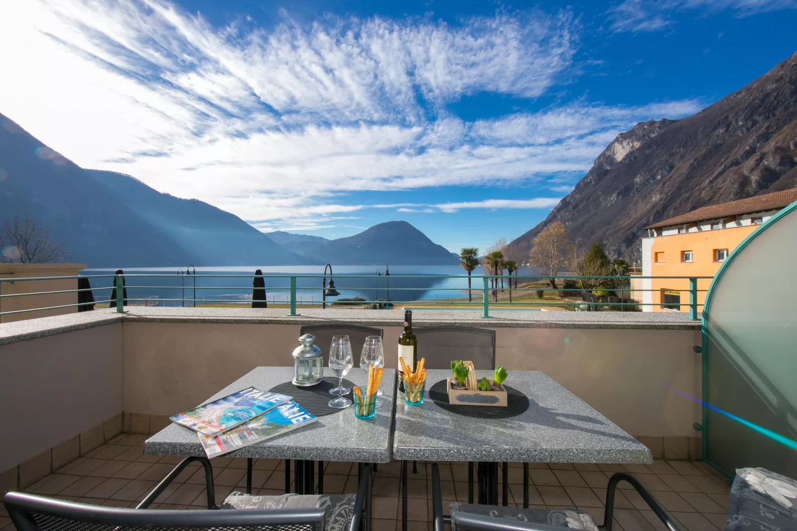 RESIDENCE PORTO LETIZIA - PALACE-2ROOM APT 6 PAX LAKE VIEW DELUXE 8210 - P2LD6 - Terrasbalkon