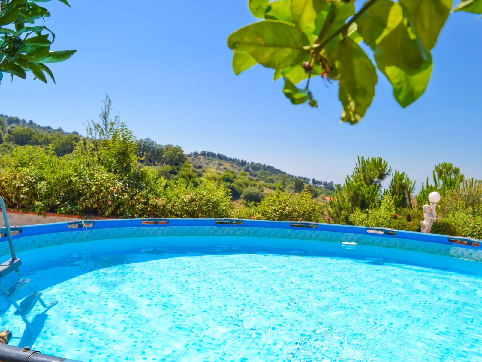 Mit privatem Garten, Meerblick und Gemeinschaftspool - Image-tags.info