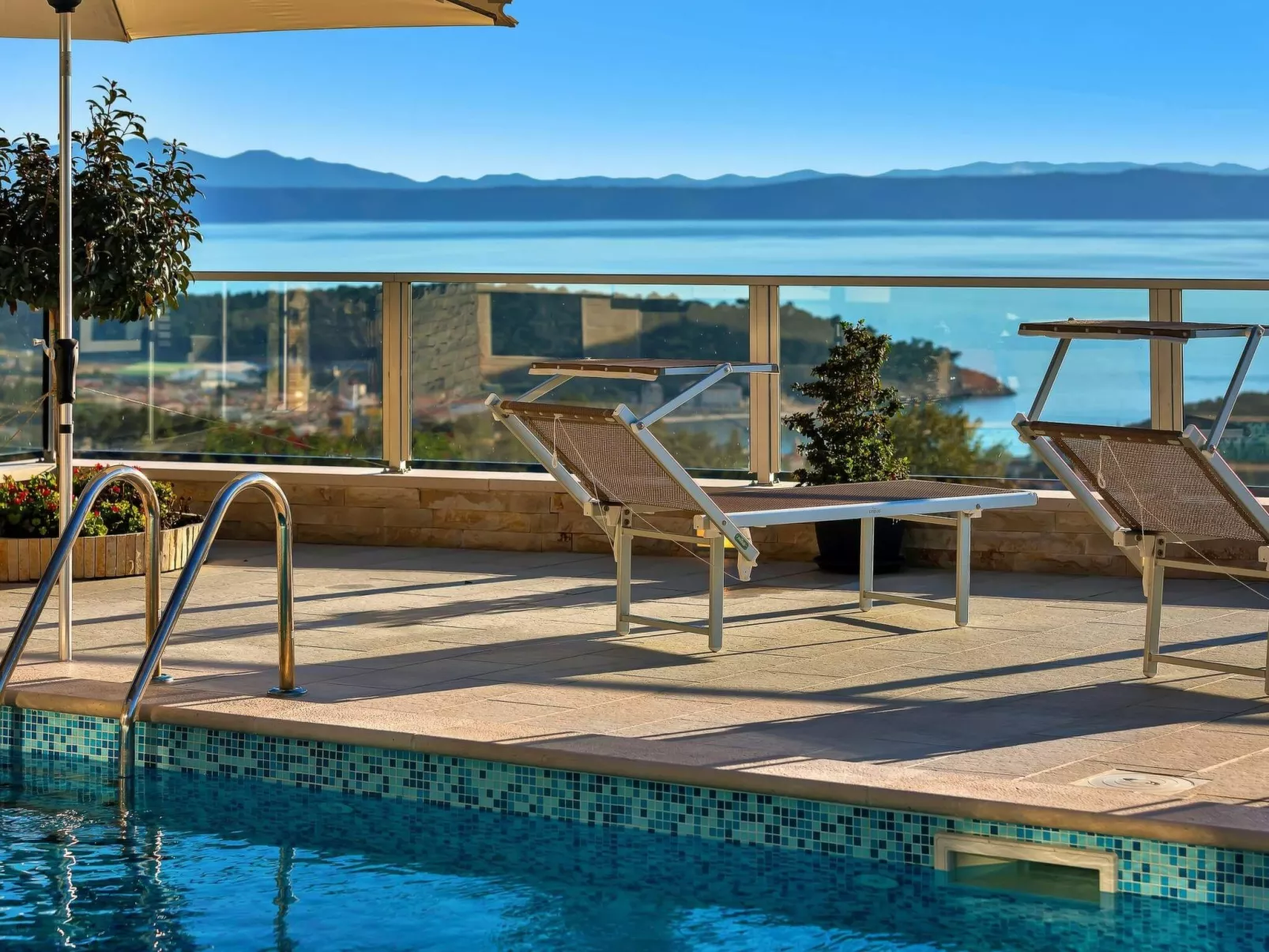 Villa Infinite mit Schwimmbad und Meerblick - Buiten