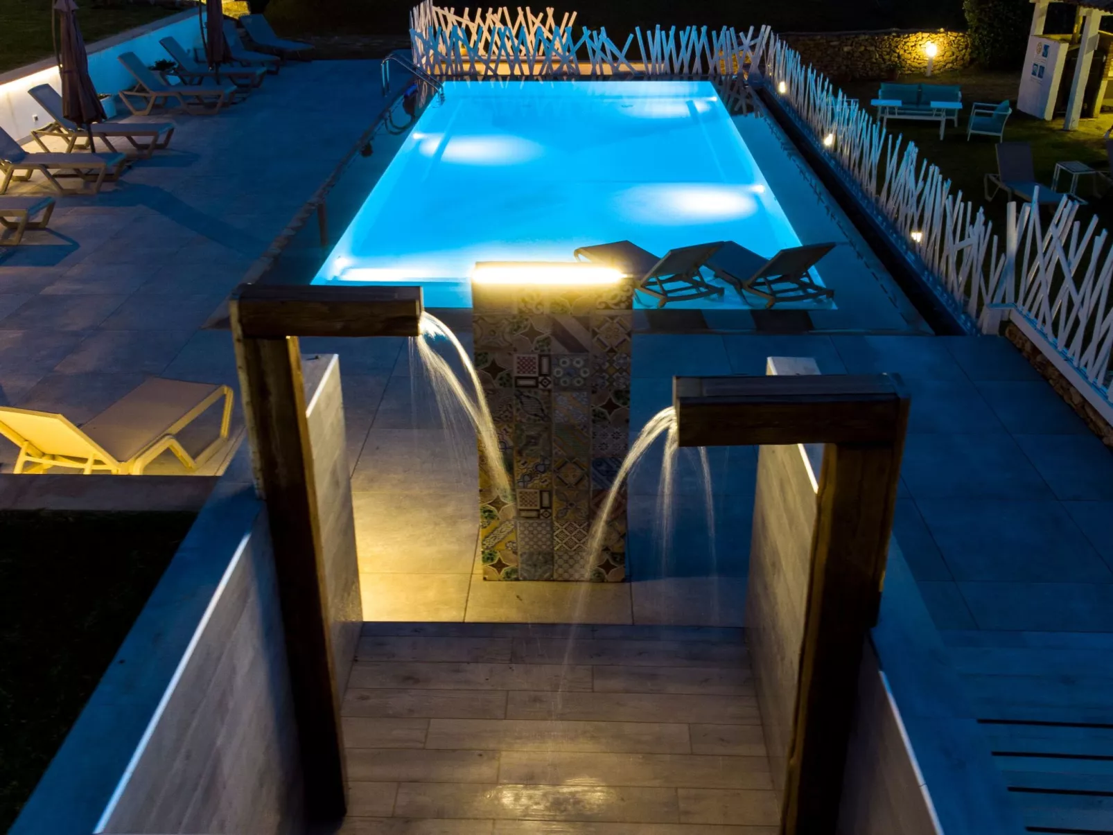 Lila Wohnung mit Schwimmbad und Meerblick - Image-tags.info