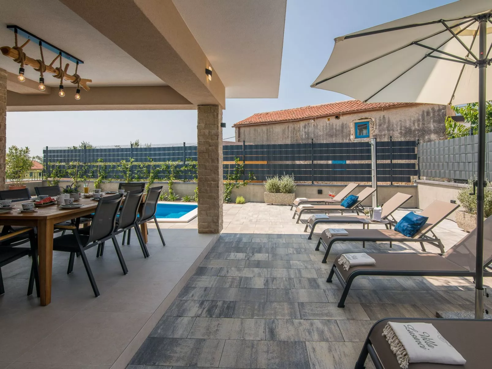 Luxuriöse Villa mit Salzwasserpool in einer ruhigen Gegend - Image-tags.info