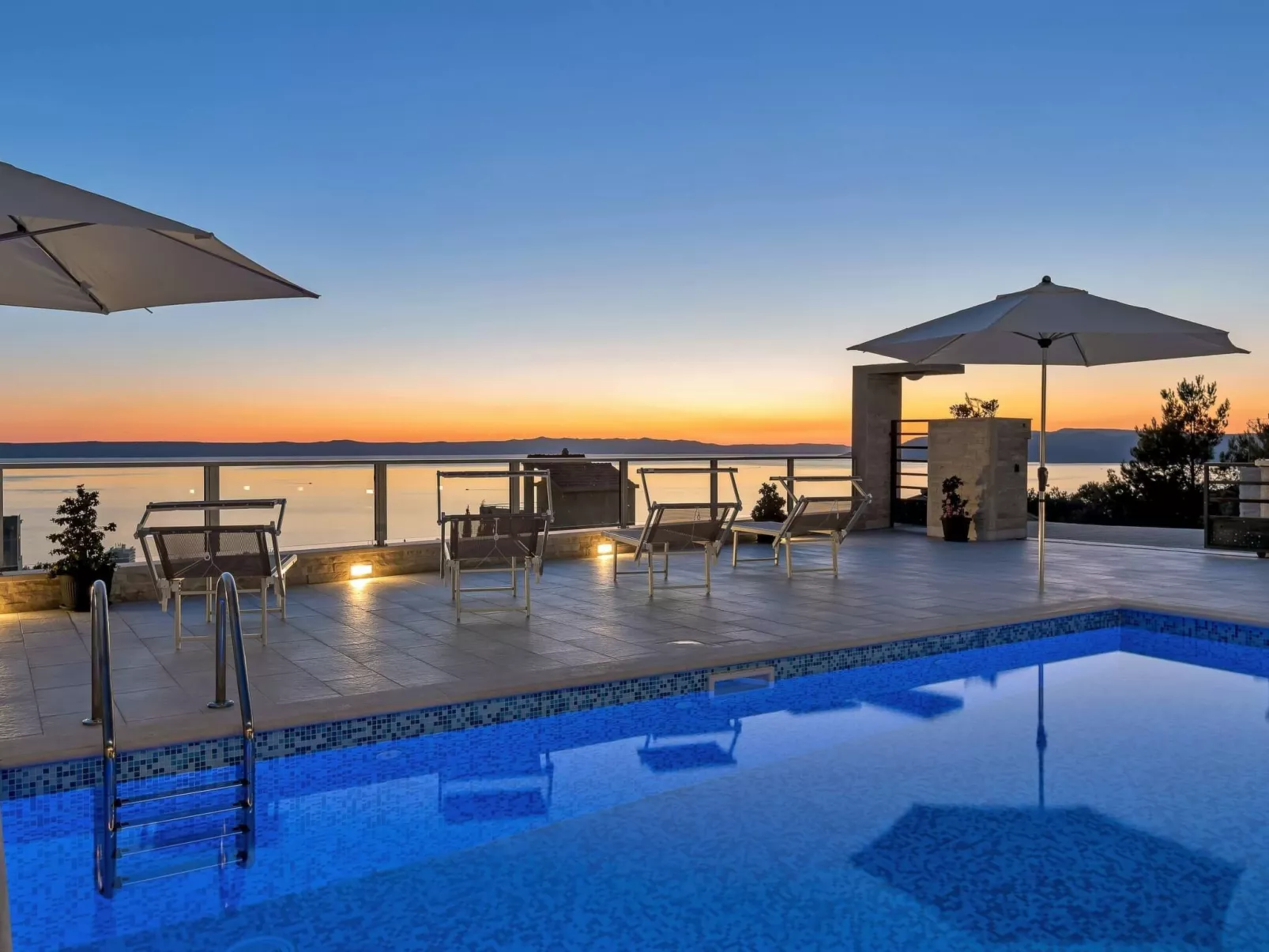 Villa Infinite mit Schwimmbad und Meerblick - Buiten