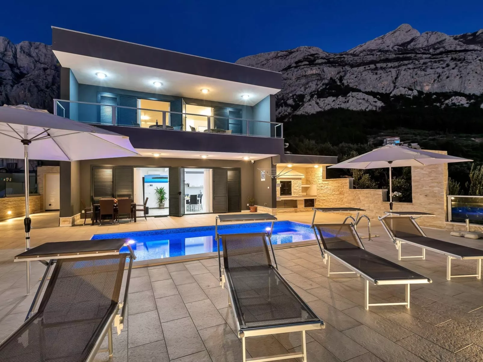 Villa Infinite mit Schwimmbad und Meerblick - Buiten