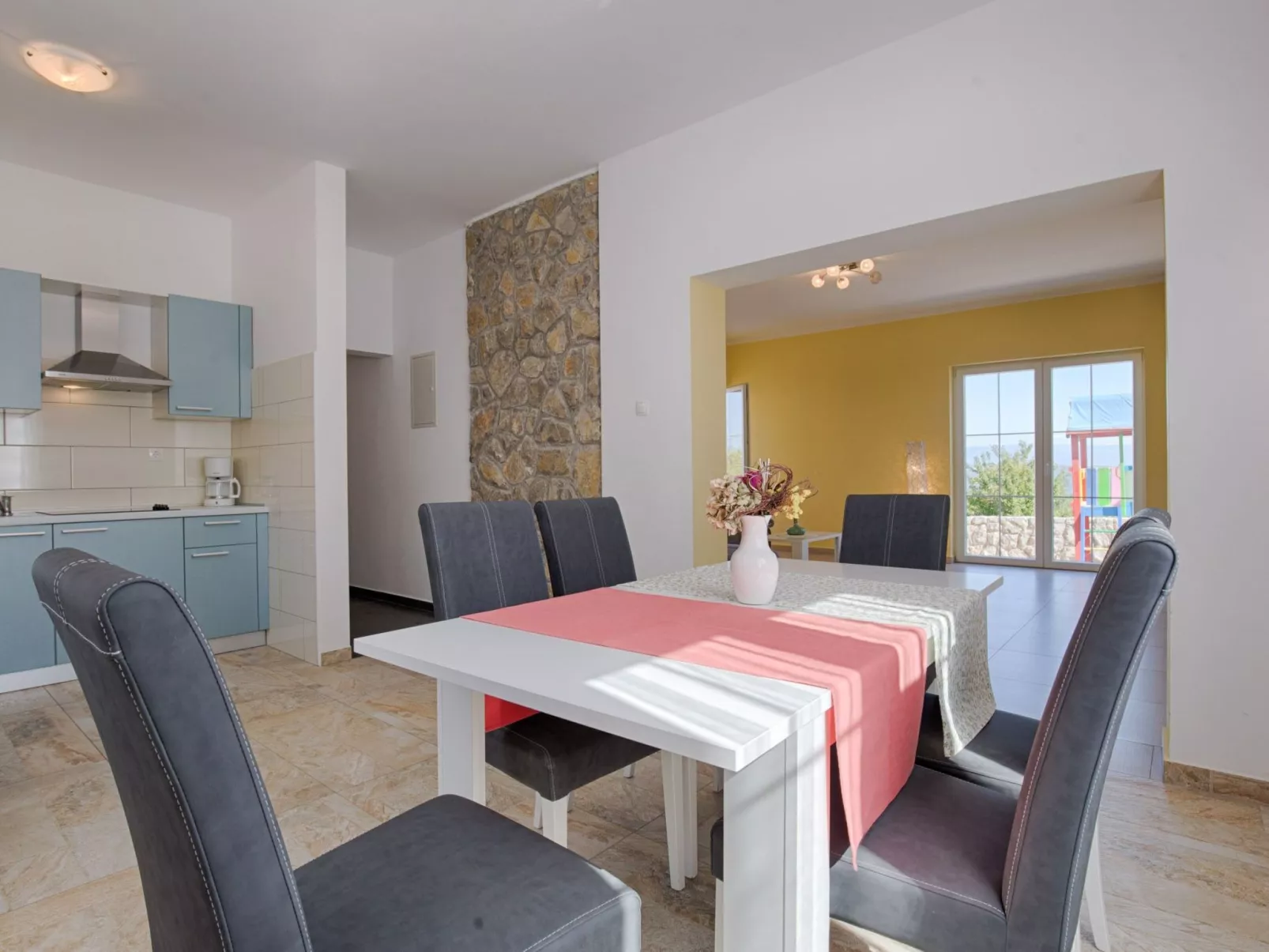 Luxuriöse Villa mit Pool, großem mediterranen Garten und Kinderspielplatz. - Image-tags.info