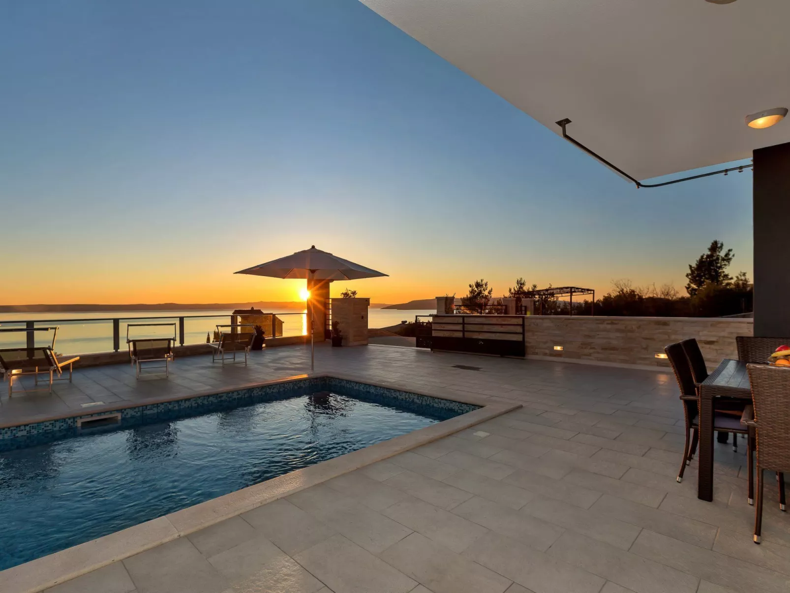 Villa Infinite mit Schwimmbad und Meerblick - Buiten