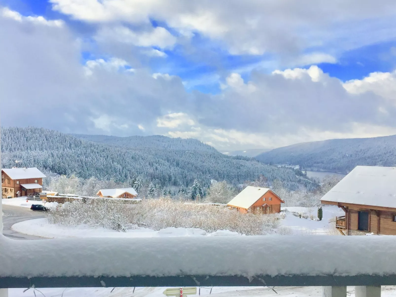 Chalet "Le Flocon Bleu" mit Blick auf das Wasser - Image-tags.info