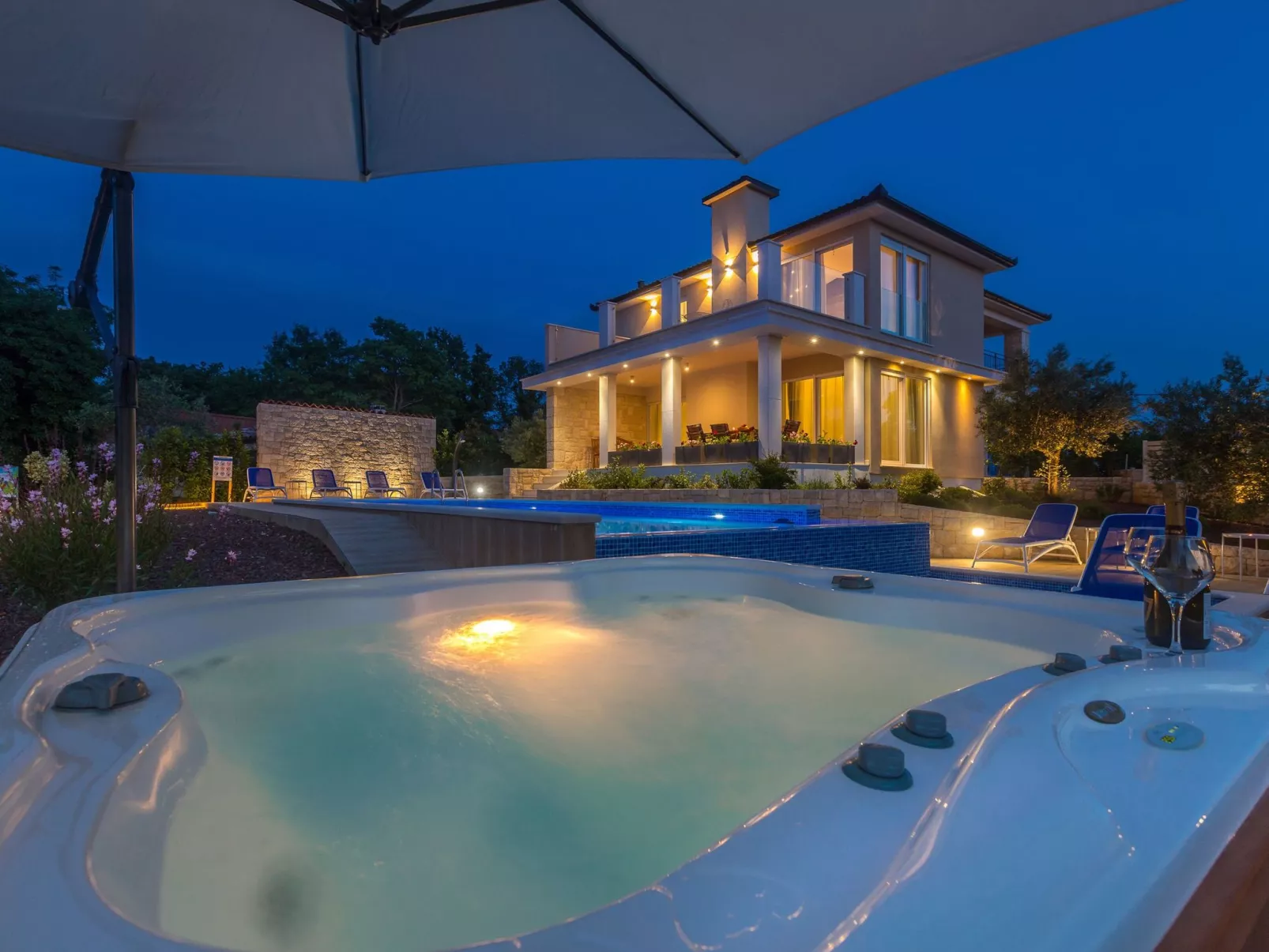 Schöne Villa in einer ruhigen Umgebung mit Pool - Image-tags.info