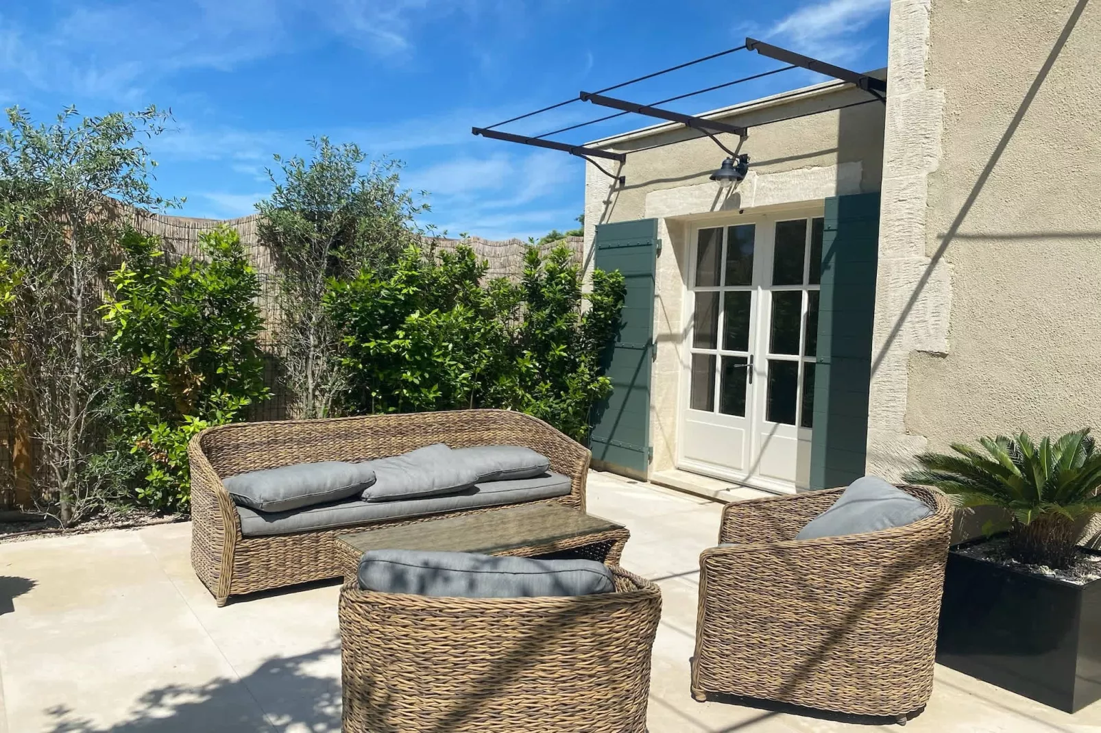 Le Mas Sorella – Votre Évasion Provençale au Cœur des Alpilles-Terrasbalkon