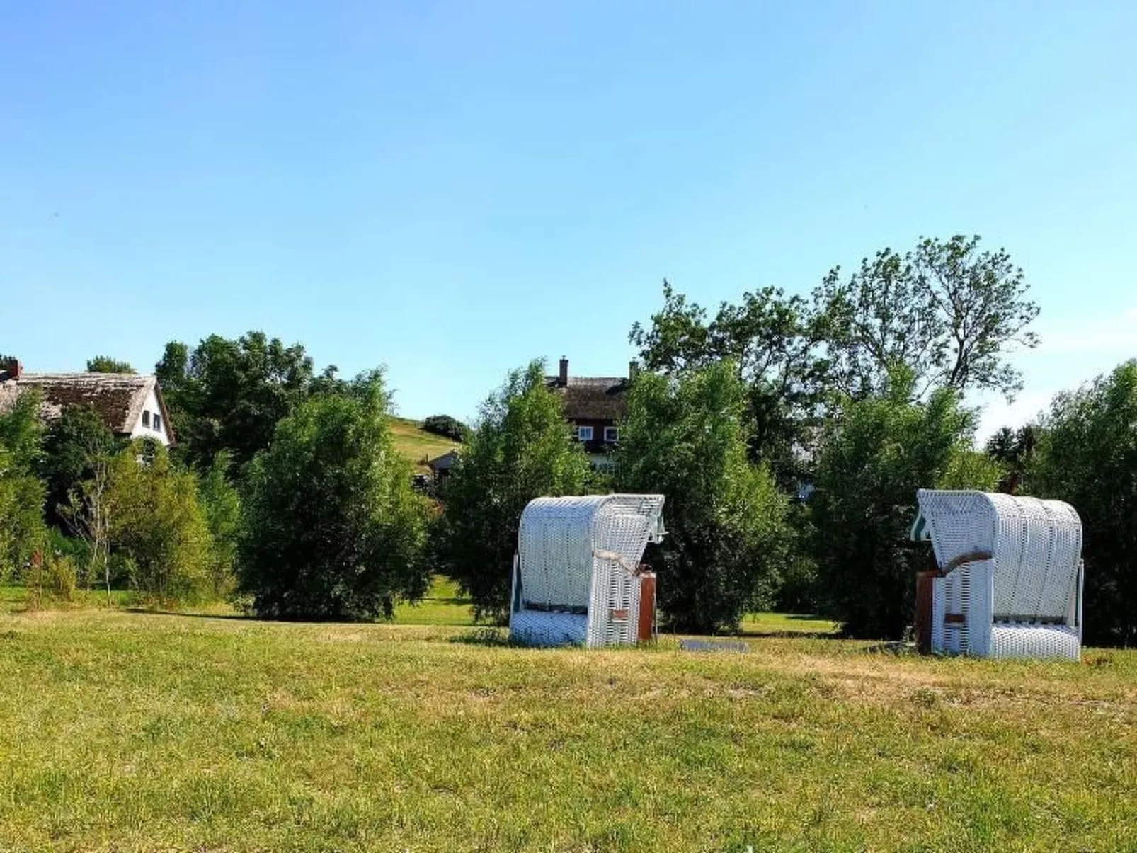 TRADITIONELLES REETDACHHAUS MIT SAUNA, KAMINOFEN UND PRIVATEM WASSERZUGANG - Image-tags.info