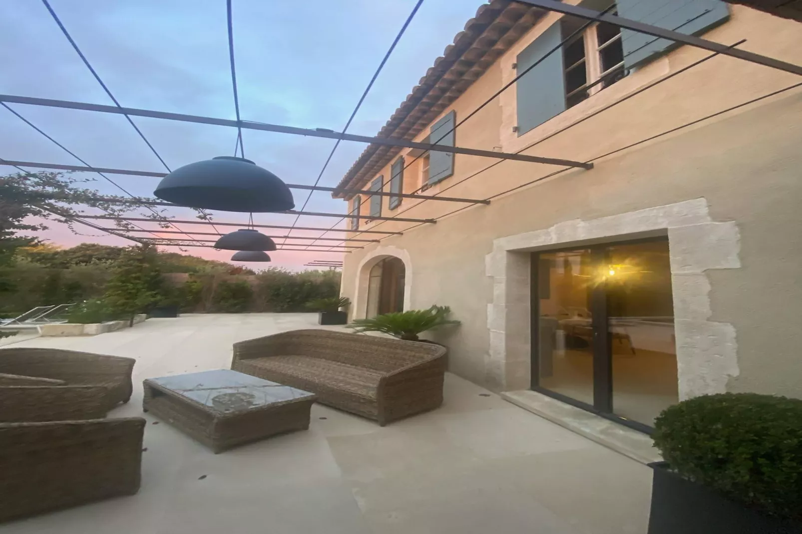 Le Mas Sorella – Votre Évasion Provençale au Cœur des Alpilles-Terrasbalkon