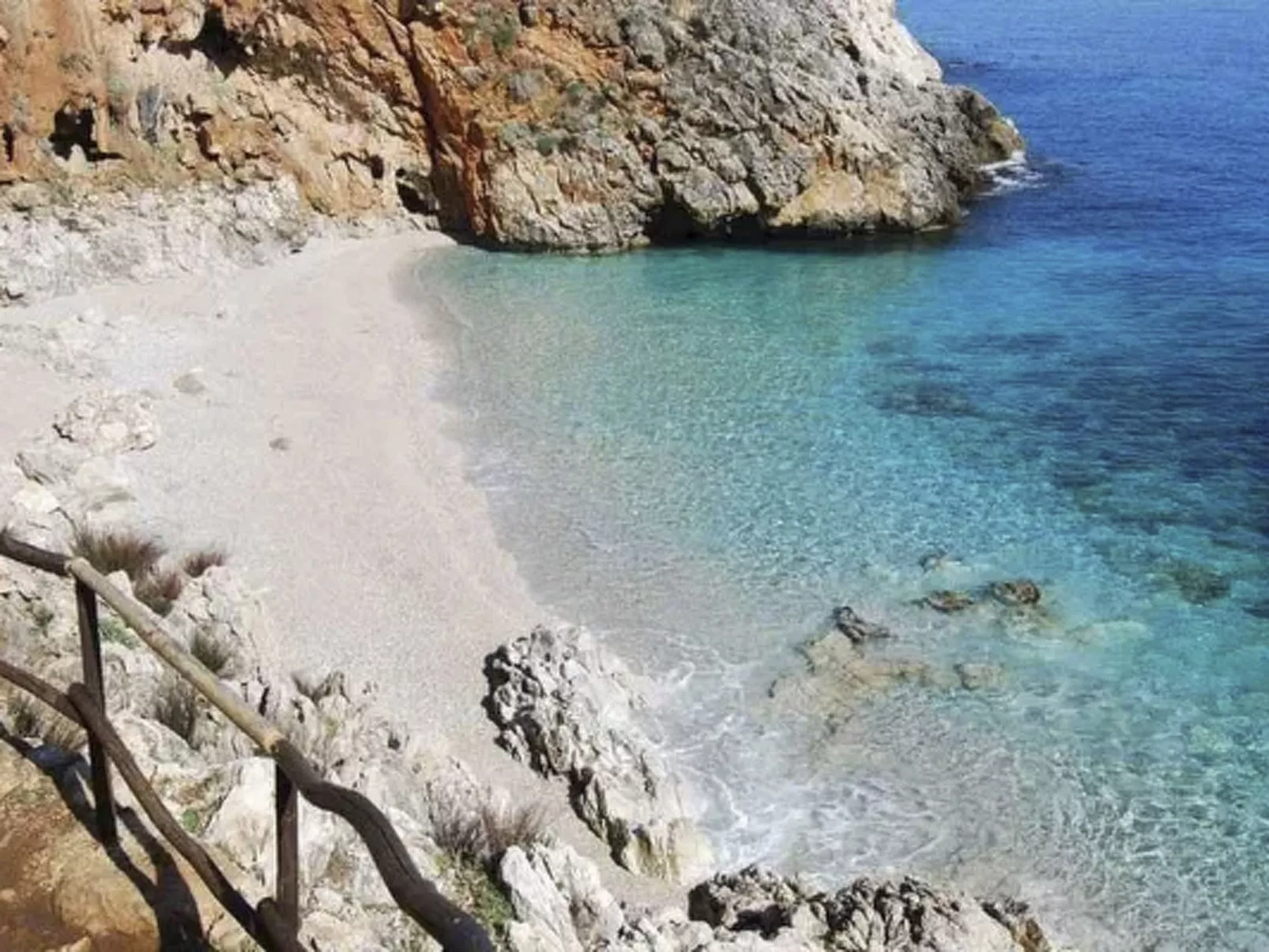 Lila Wohnung mit Schwimmbad und Meerblick - Image-tags.info