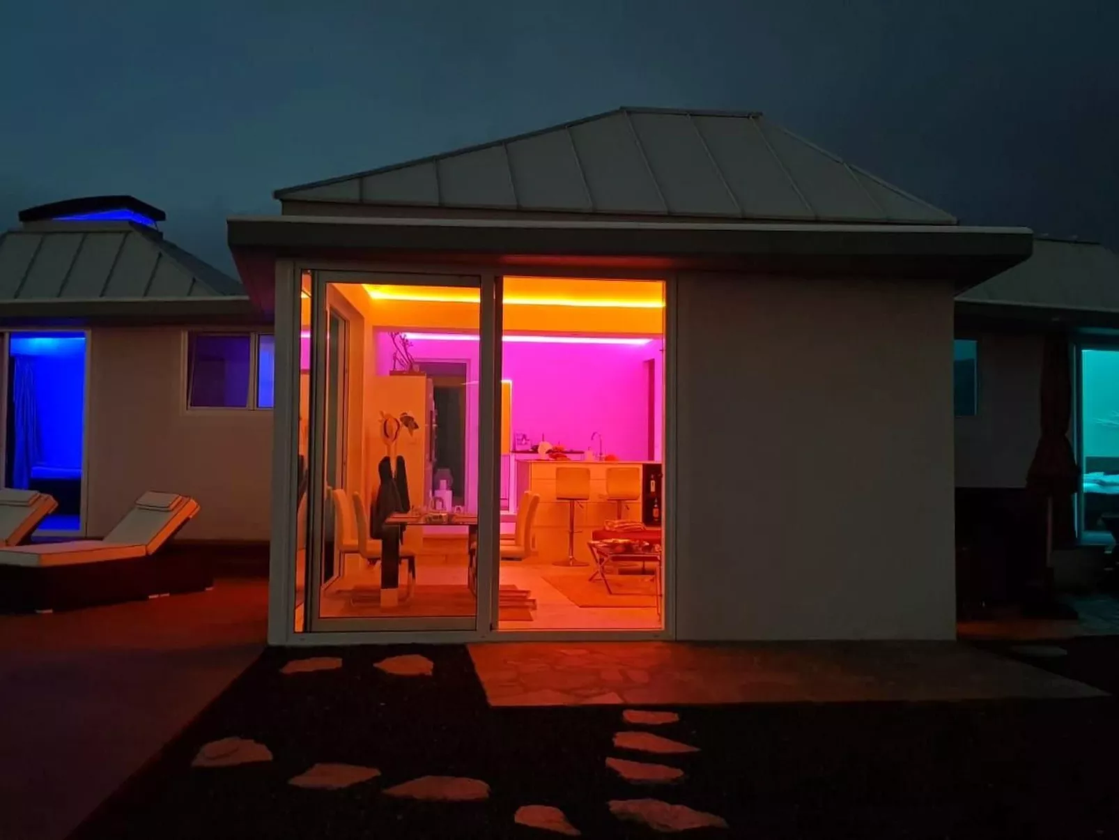 Moderne Architekten-Villa mit Infinity-Pool und Meerblick - Image-tags.info