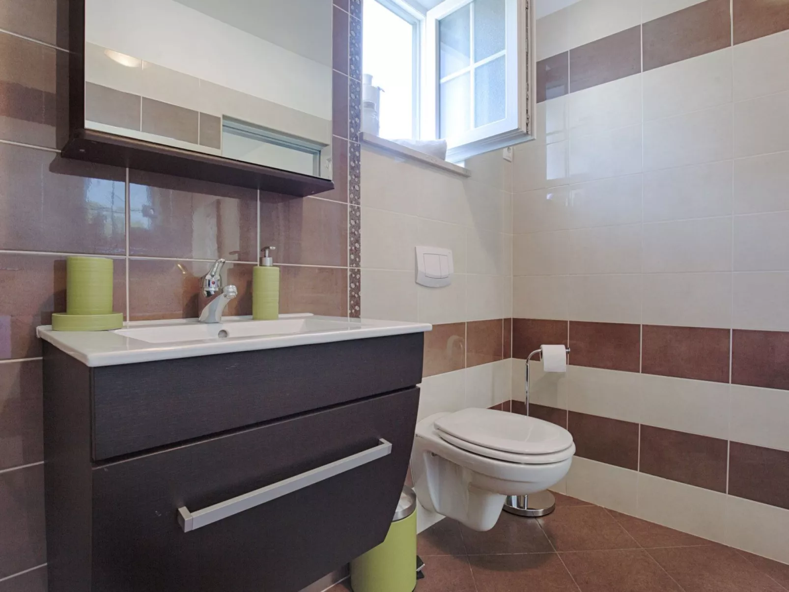 Luxuriöse Villa mit Pool, großem mediterranen Garten und Kinderspielplatz. - Image-tags.info