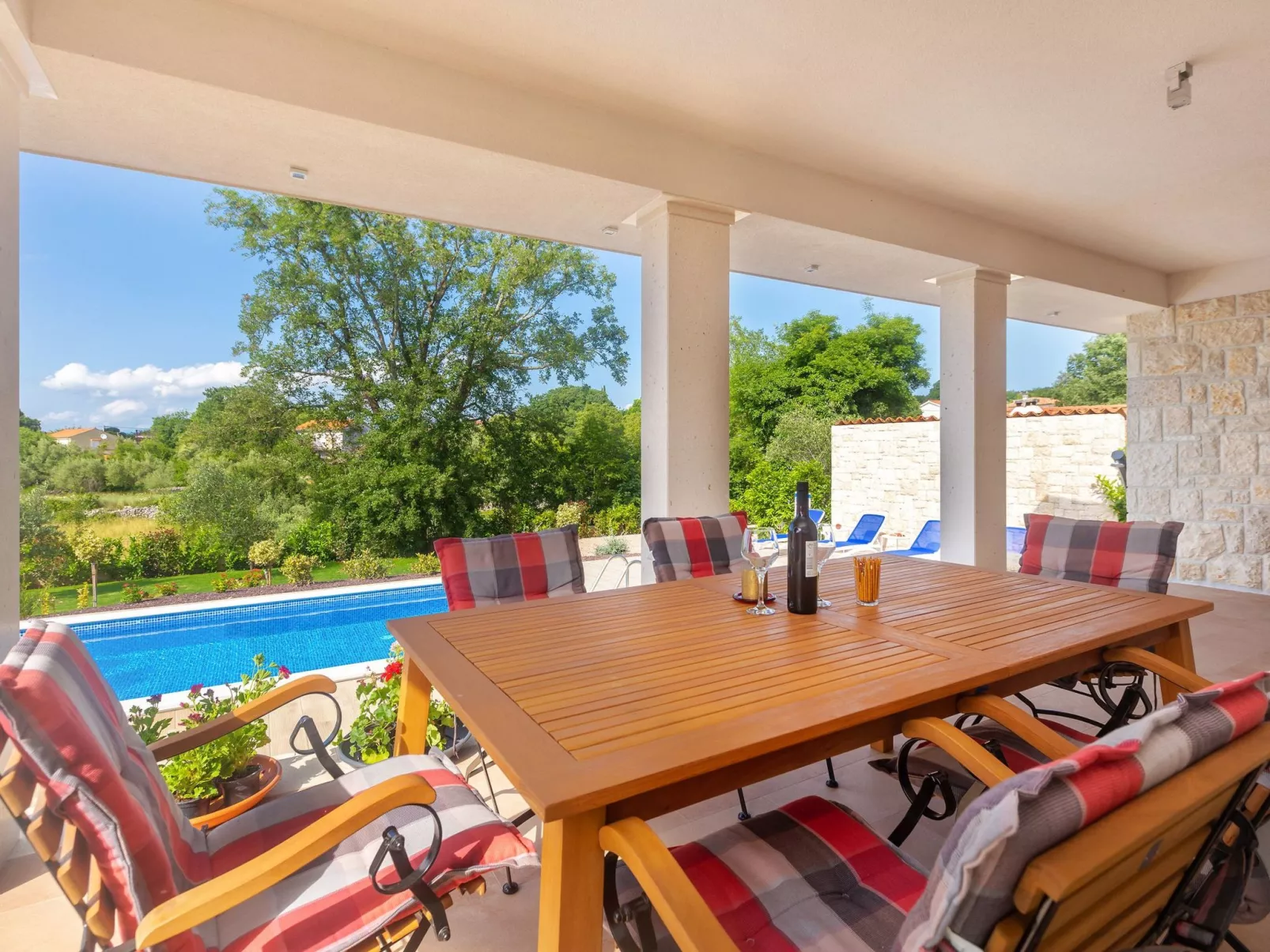 Schöne Villa in einer ruhigen Umgebung mit Pool - Image-tags.info