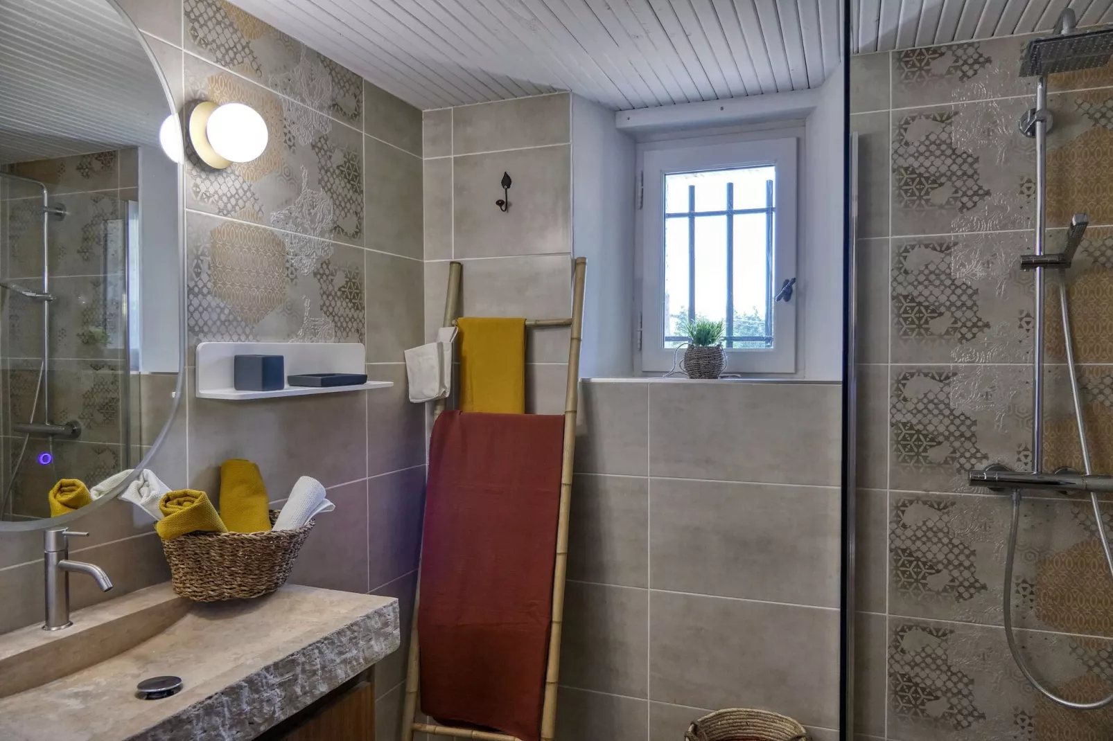 Mas du Mûrier-Badkamer