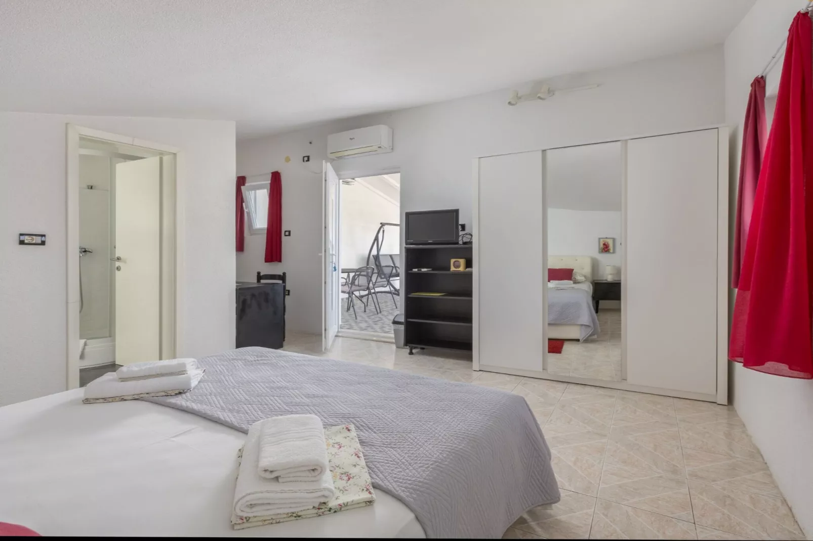 Villa Blanka - Six Bedroom Villa with Swimming Pool and Sea View-Slaapkamer