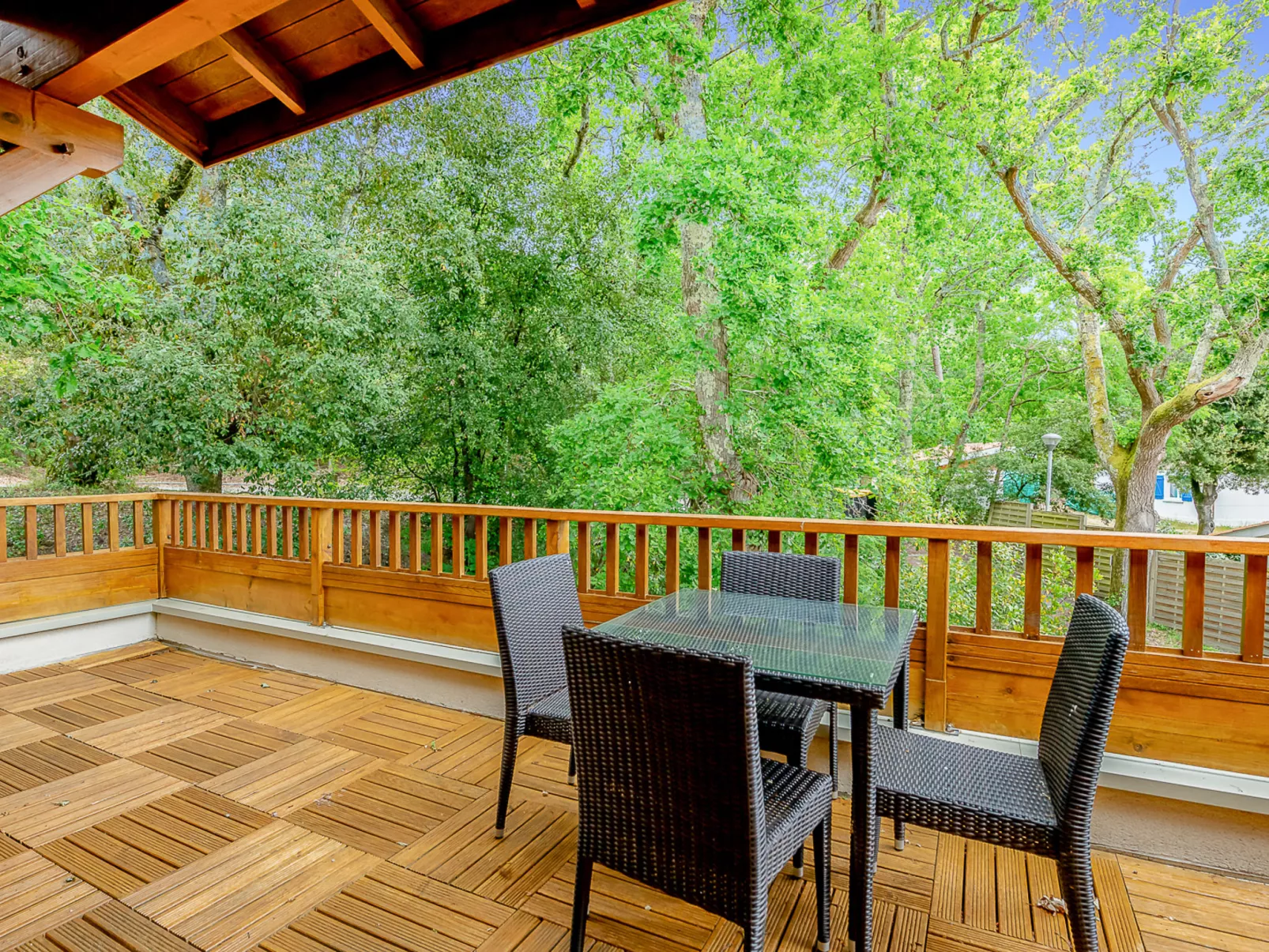 Les Rives du Lac-Buiten