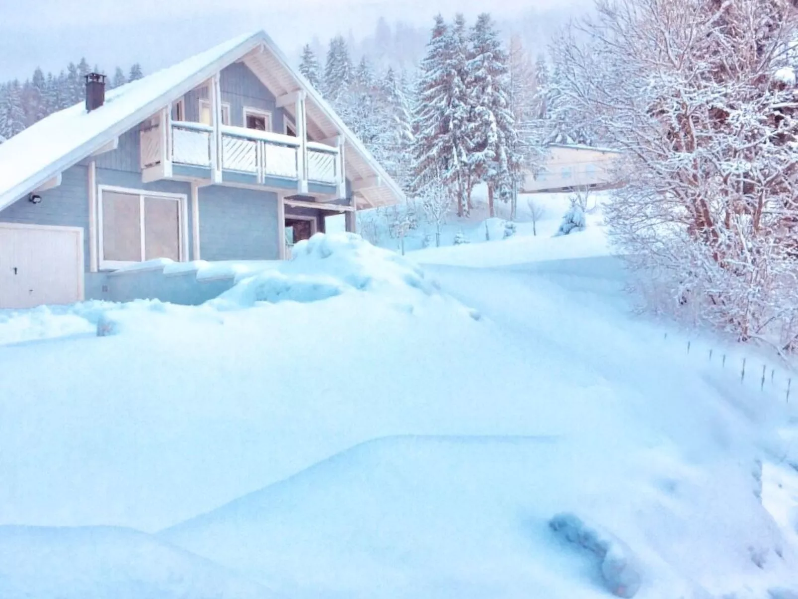 Chalet "Le Flocon Bleu" mit Blick auf das Wasser - Image-tags.info