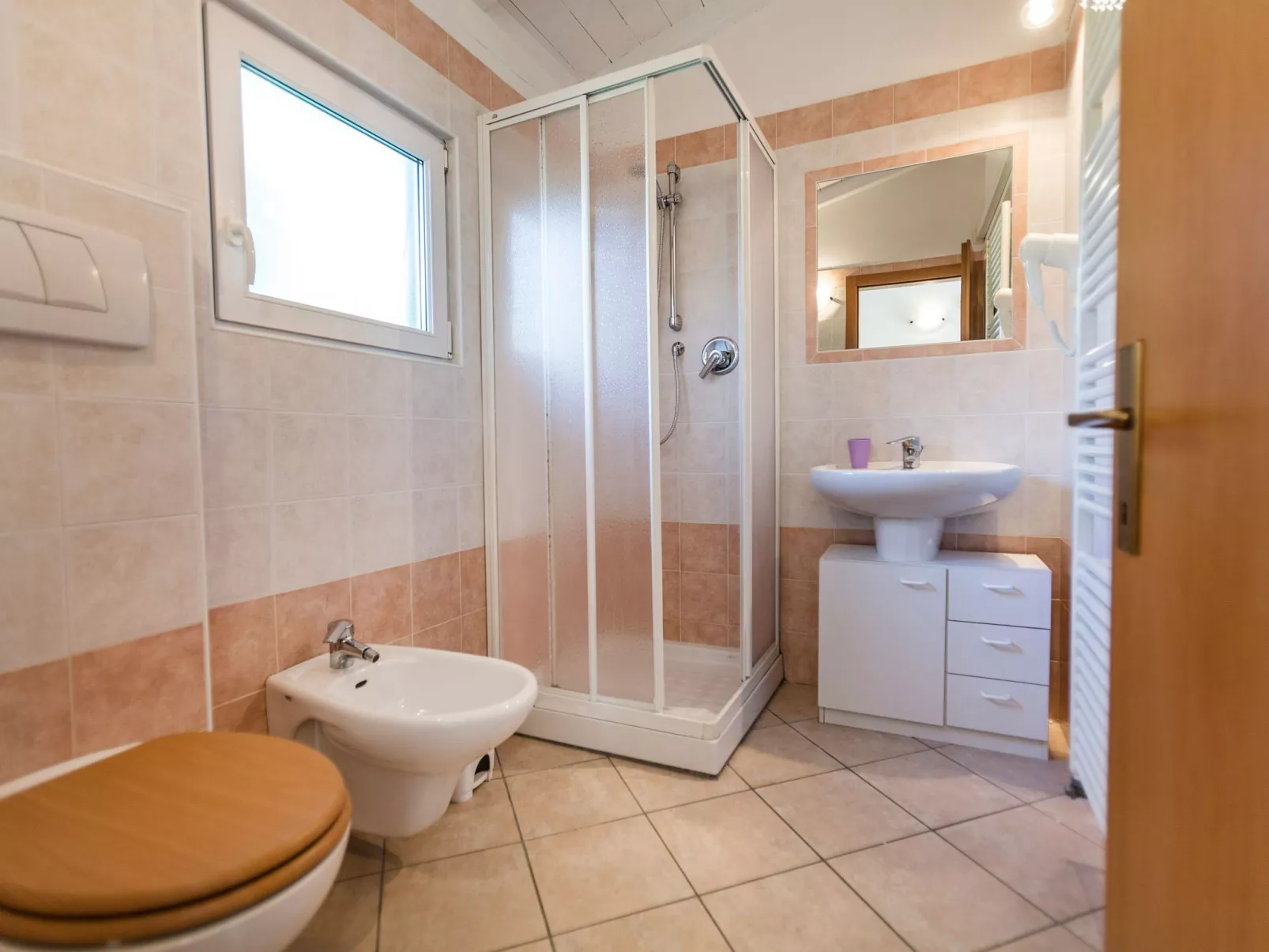 Zwei-Zimmer-Wohnung mit Seeblick, Grill und Gemeinschaftspool - Image-tags.info