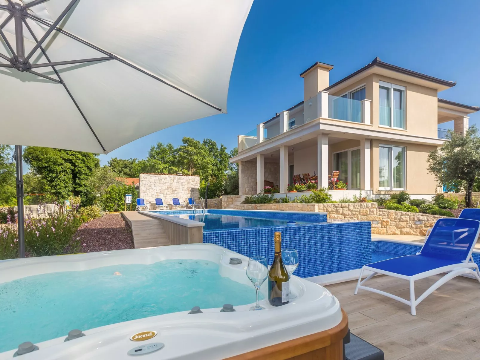 Schöne Villa in einer ruhigen Umgebung mit Pool - Image-tags.info