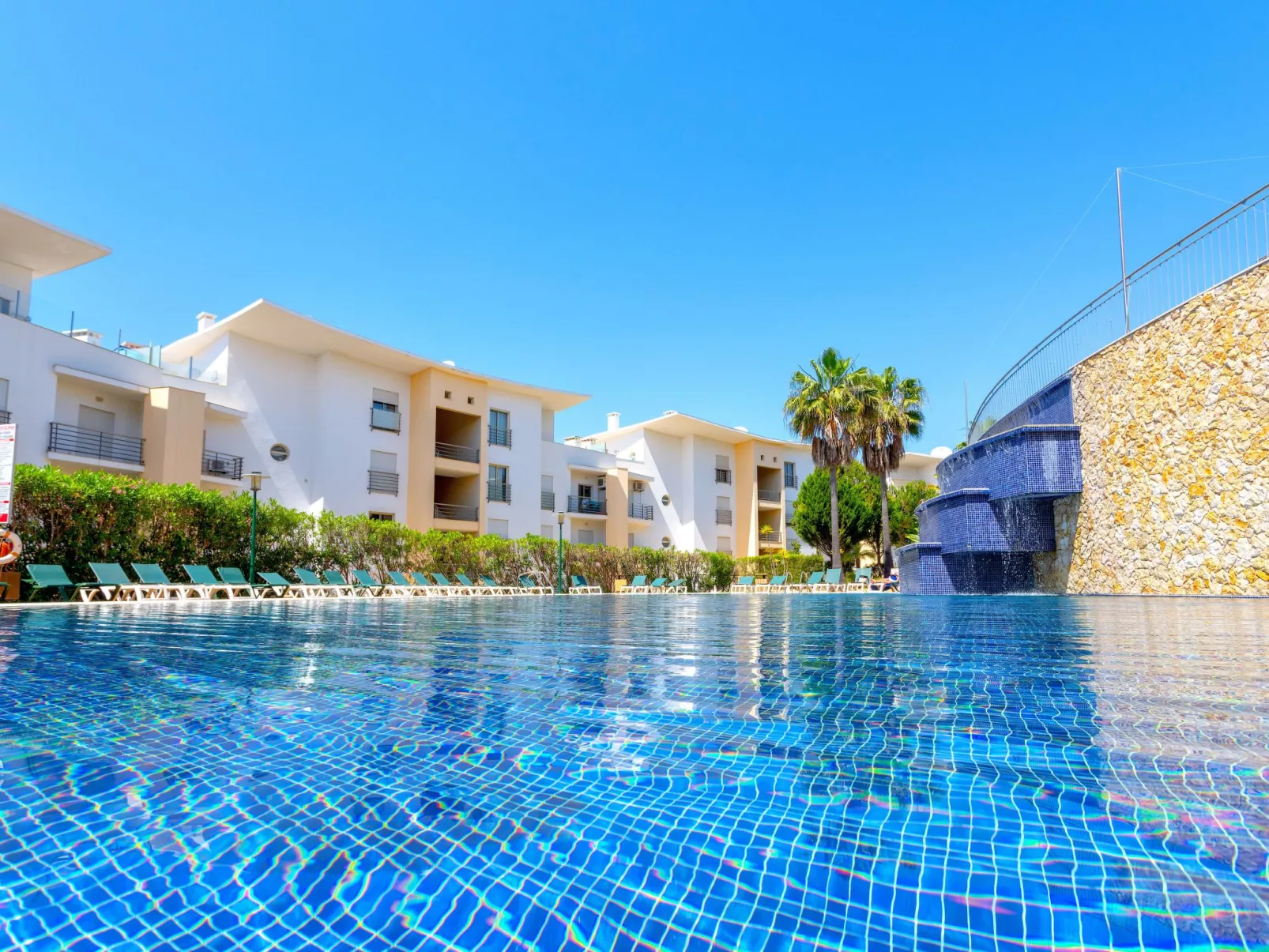 "Elena 1" mit Blick auf das Wasser - Image-tags.info