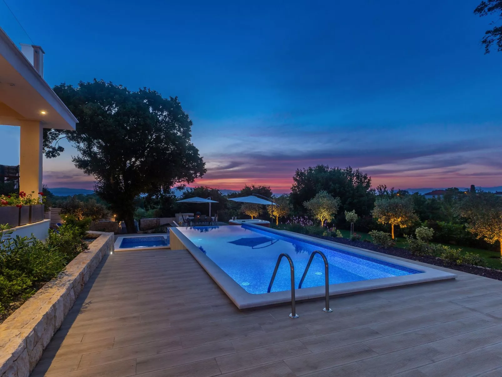 Schöne Villa in einer ruhigen Umgebung mit Pool - Image-tags.info