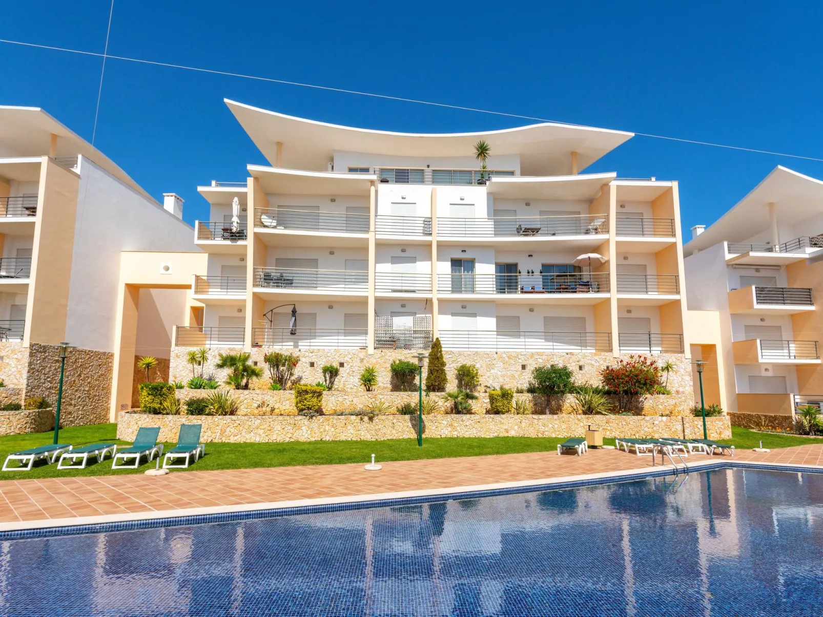 "Elena 2" mit Blick auf das Wasser - Image-tags.info