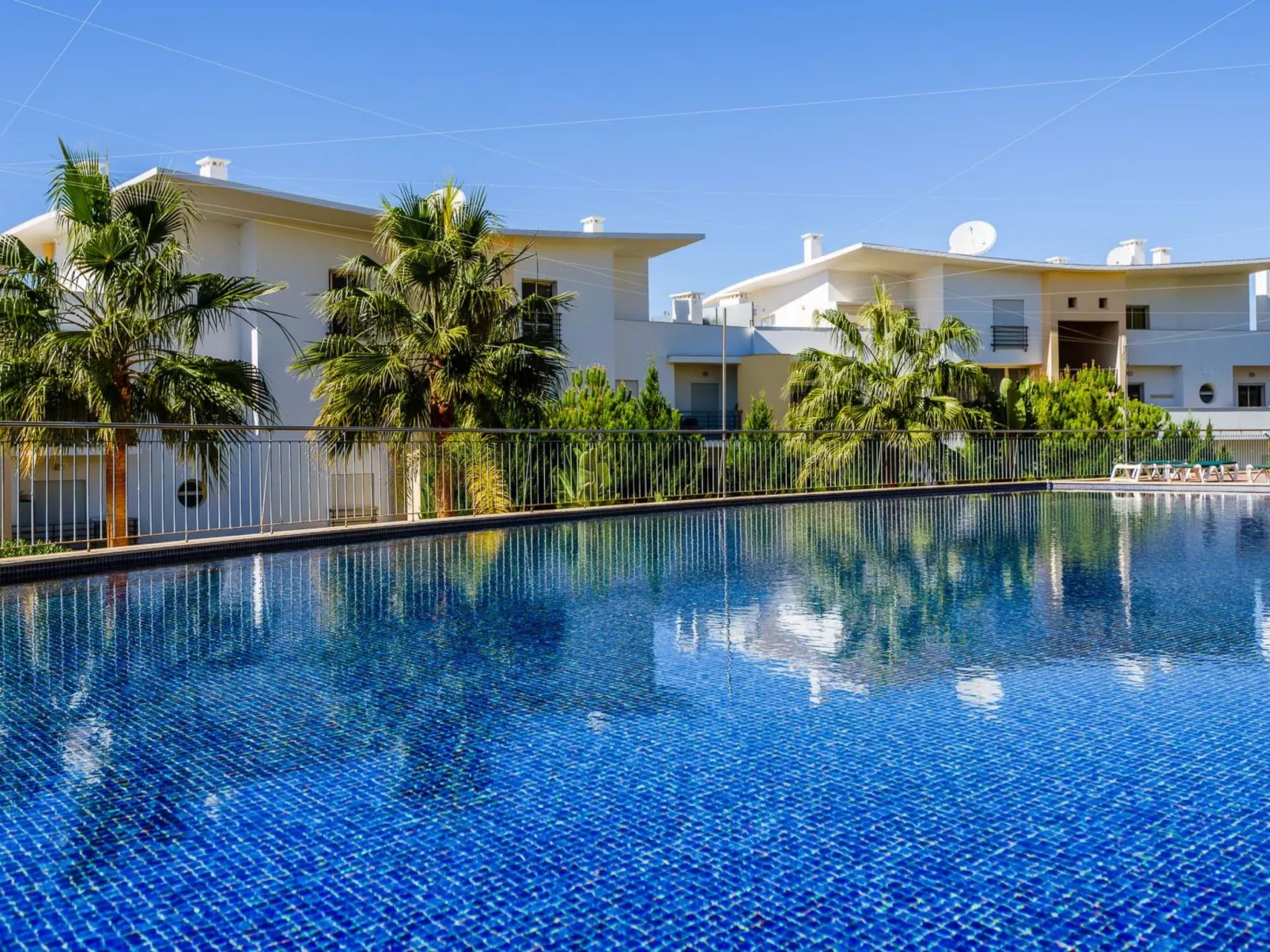 "Elena 2" mit Blick auf das Wasser - Image-tags.info