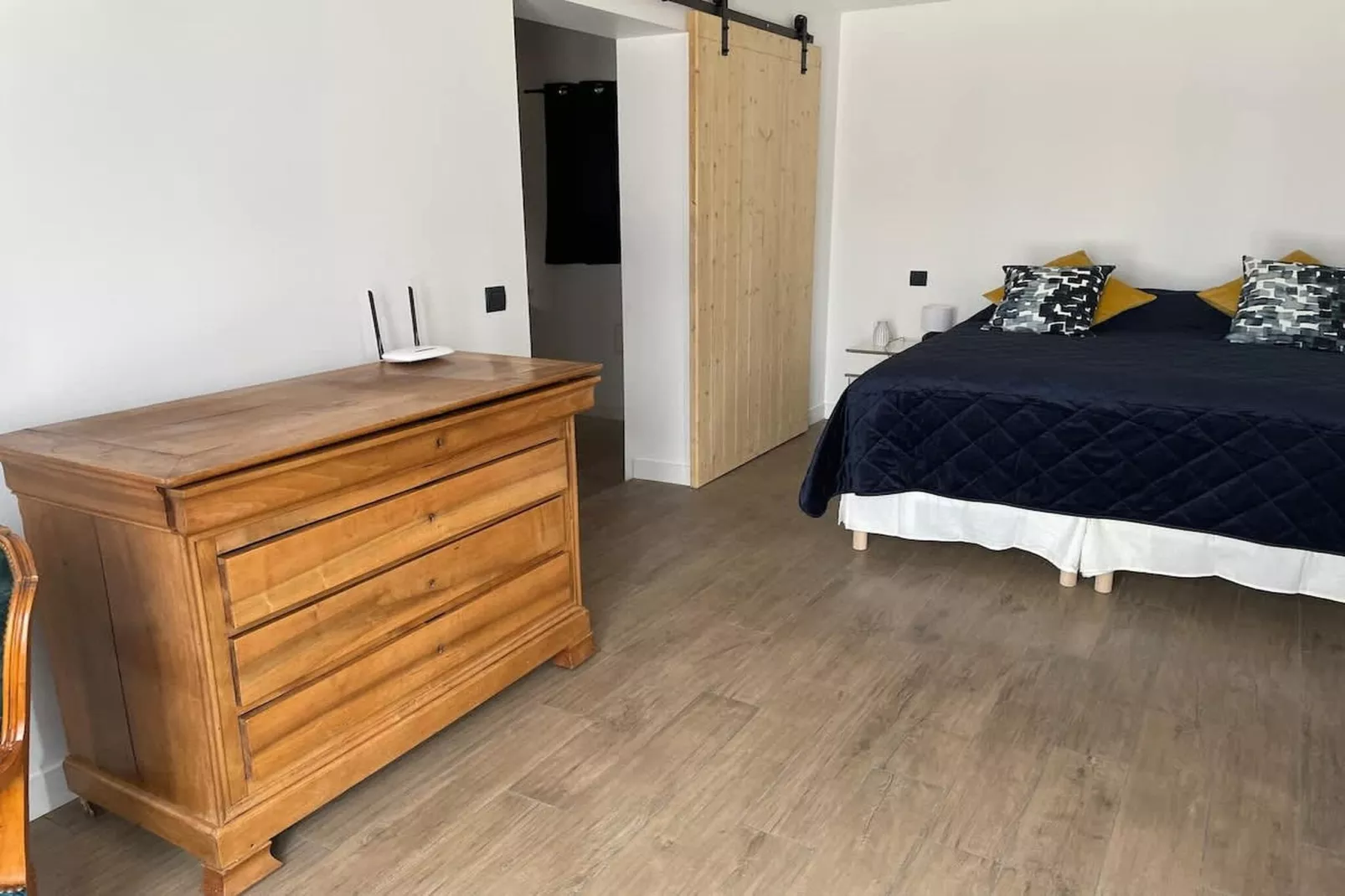 Charmant Mas Provençal avec piscine et jacuzzis-Slaapkamer