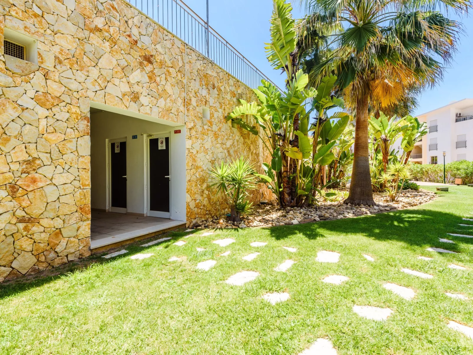 "Elena 2" mit Blick auf das Wasser - Image-tags.info