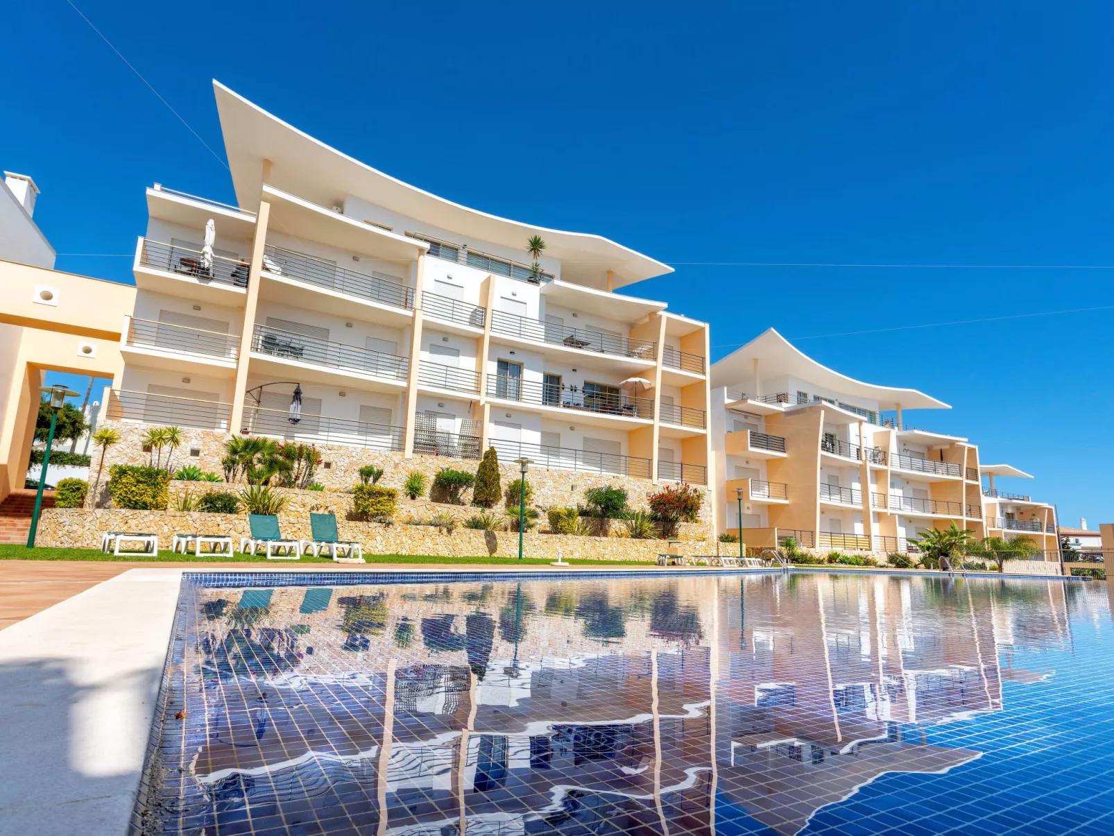 "Elena 1" mit Blick auf das Wasser - Image-tags.info