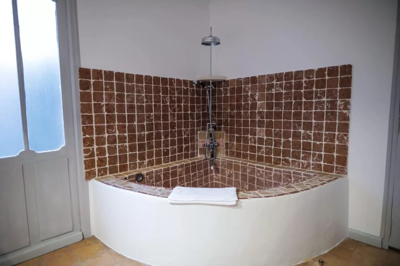 Charmant Mas Provençal avec piscine et jacuzzis-Badkamer