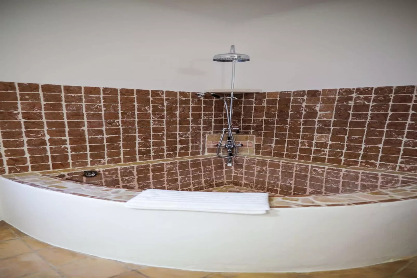 Charmant Mas Provençal avec piscine et jacuzzis-Badkamer