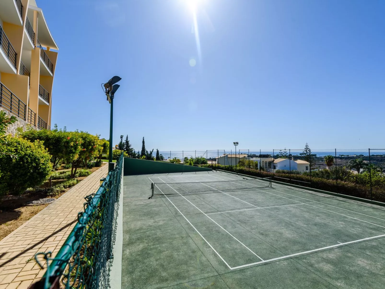 "Elena 2" mit Blick auf das Wasser - Image-tags.info