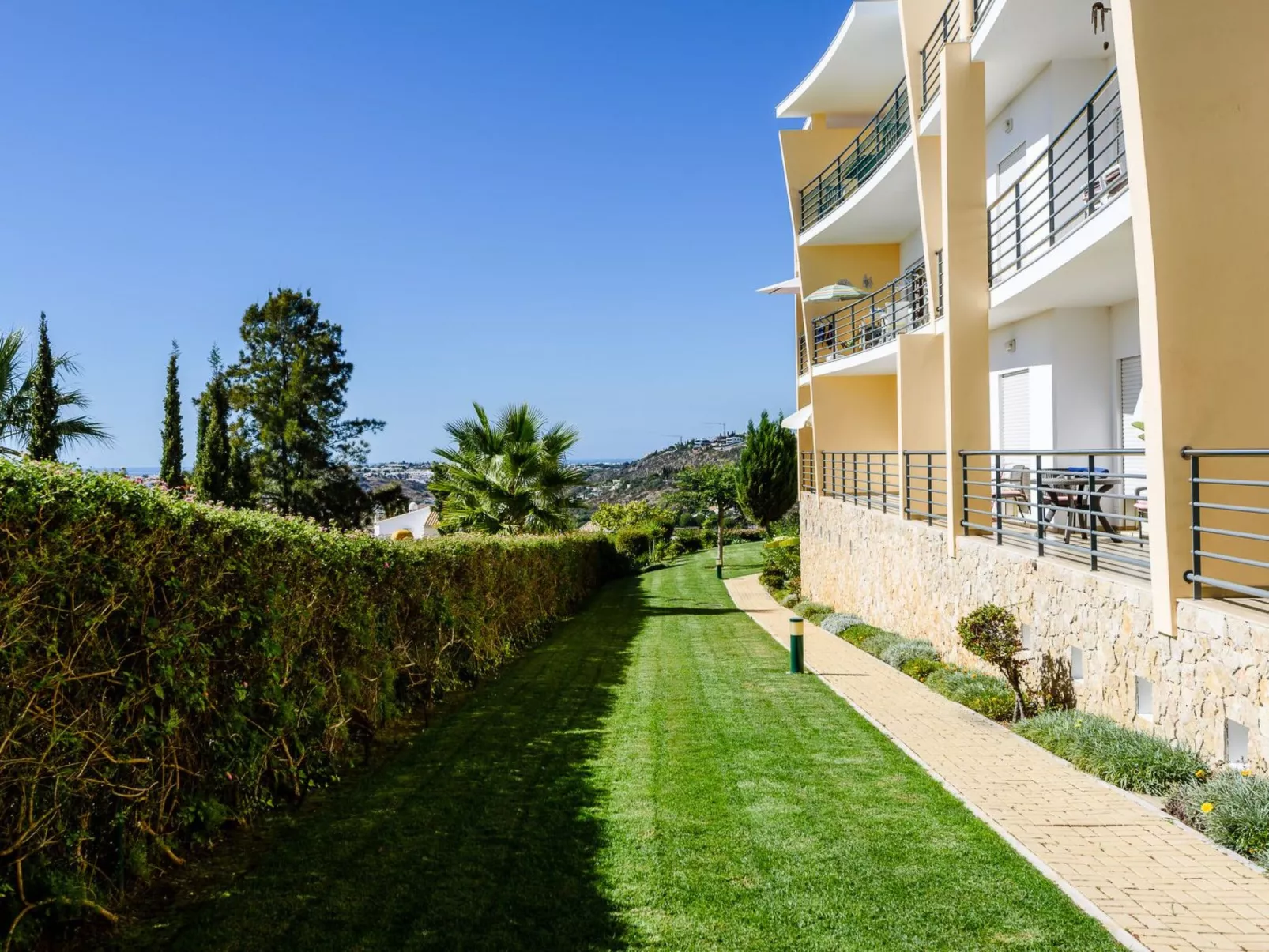 "Elena 1" mit Blick auf das Wasser - Image-tags.info