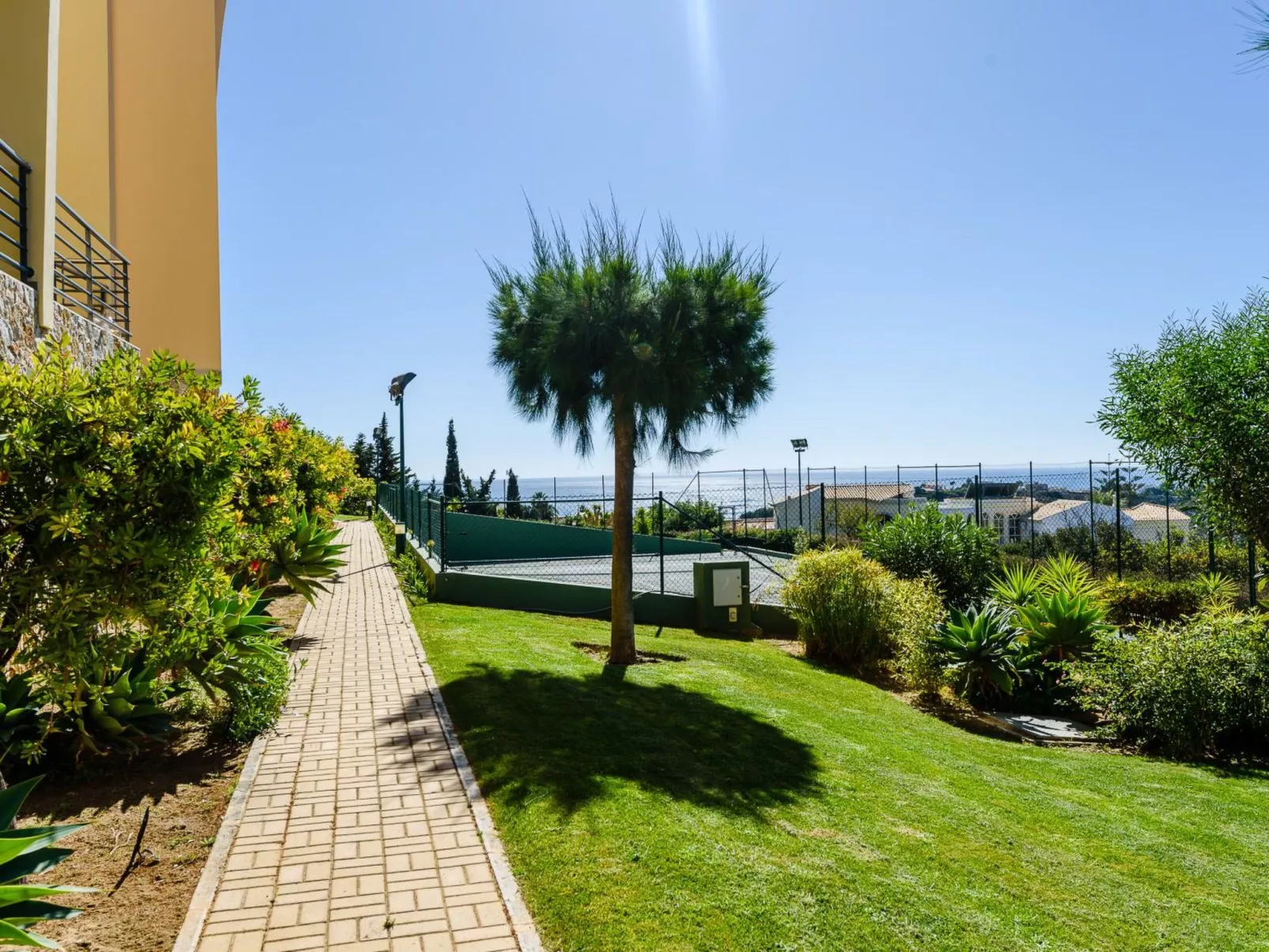 "Elena 2" mit Blick auf das Wasser - Image-tags.info