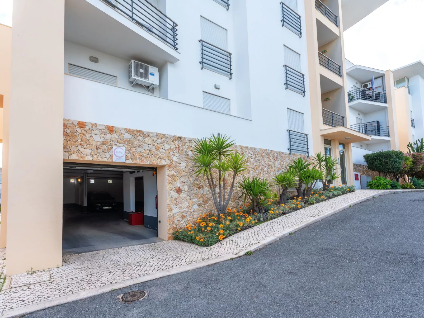 "Elena 2" mit Blick auf das Wasser - Image-tags.info