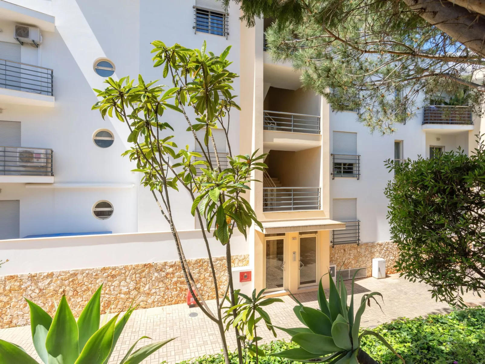 "Elena 1" mit Blick auf das Wasser - Image-tags.info