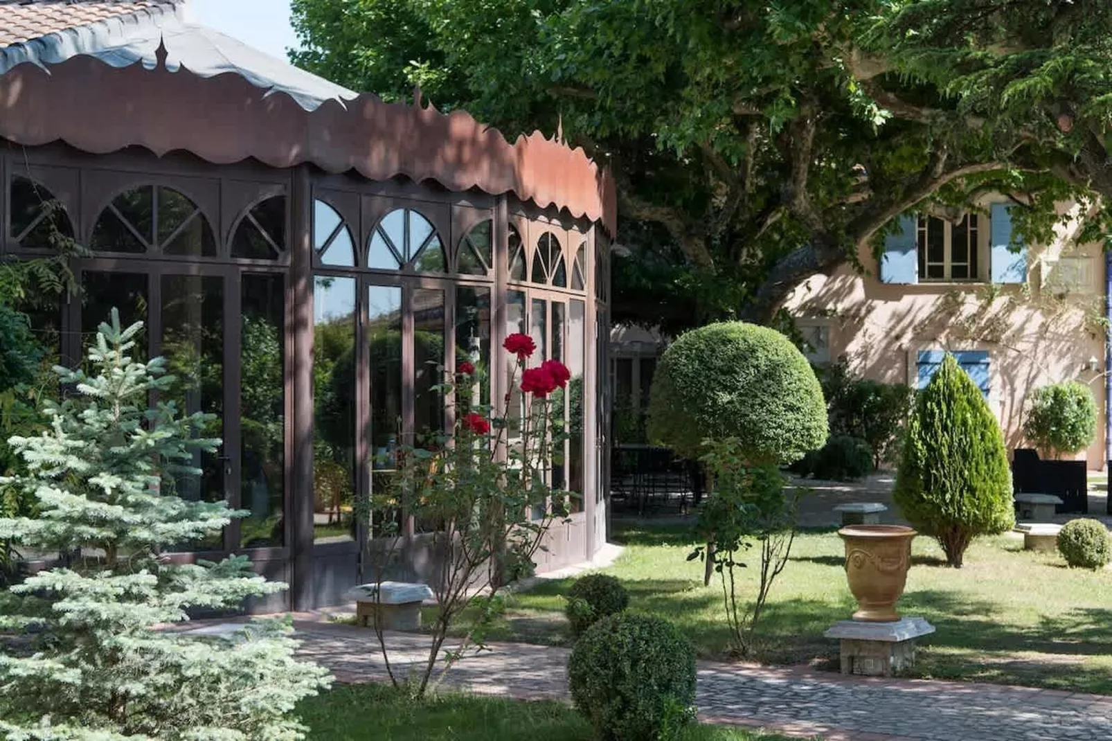 Charmant Mas Provençal avec piscine et jacuzzis-Tuinen zomer