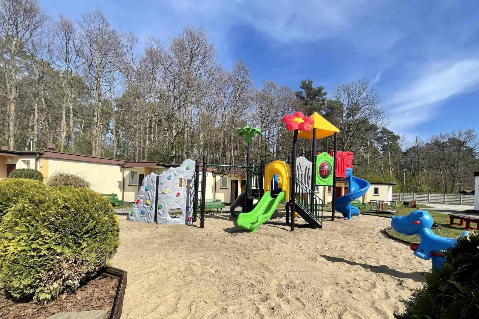 Domki wakacyjne JAROSZOWIEC domki 2-pokojowe Łazy - Tuinen zomer