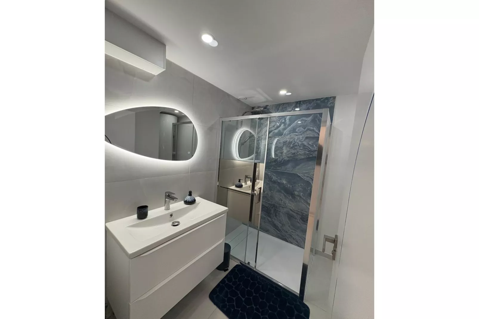 Suite Design Blue – Terrasse & Clim – Fréjus Plage-Badkamer