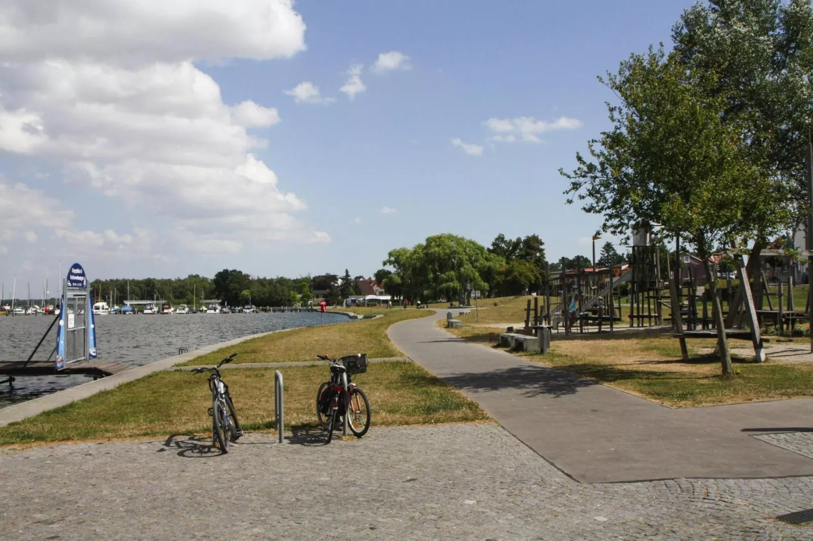 Houseboat Floating House "Leni", Ribnitz-Damgarten-Leni-Gebieden zomer 5km