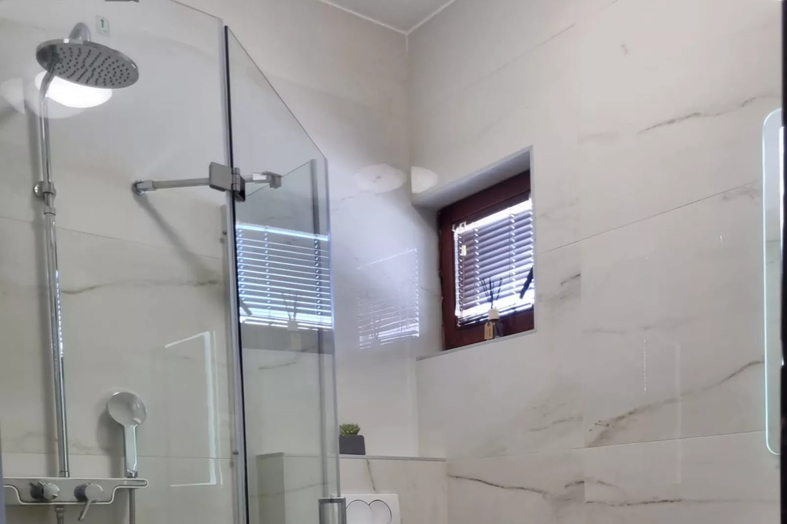 Appartemtent LUG 2 / 55qm AP9-Badkamer