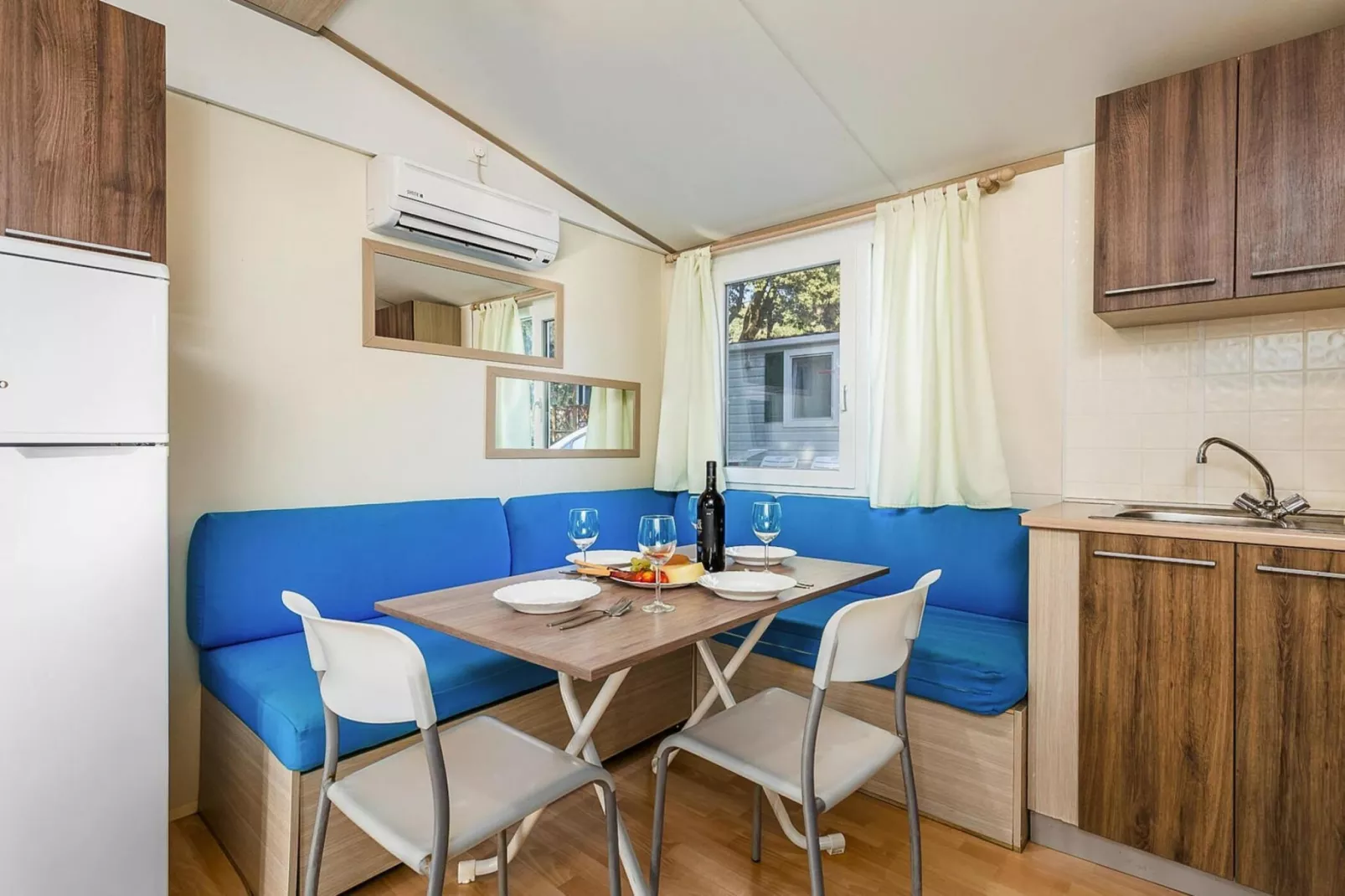Mobile Homes Strasko Novalja Mediteran Superior mit Pool ca 34 qm für 6 Pers-Eetkamer