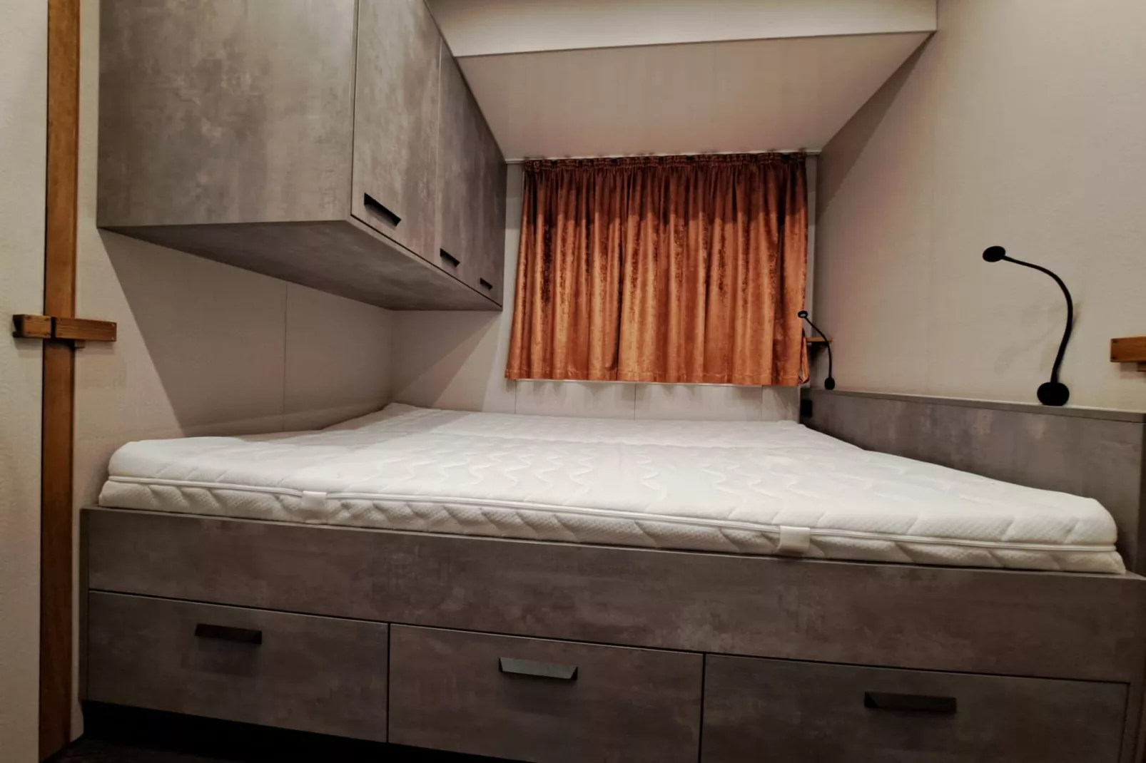 Hausboot Tegel-Slaapkamer