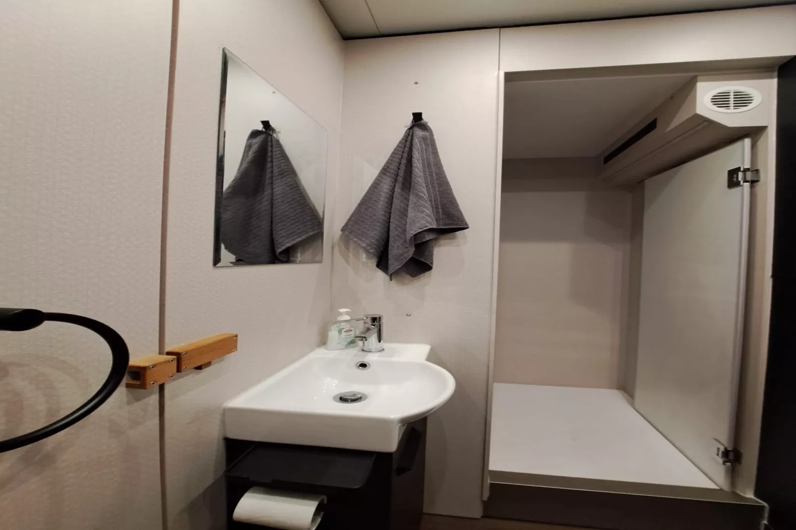 Hausboot Tegel-Badkamer