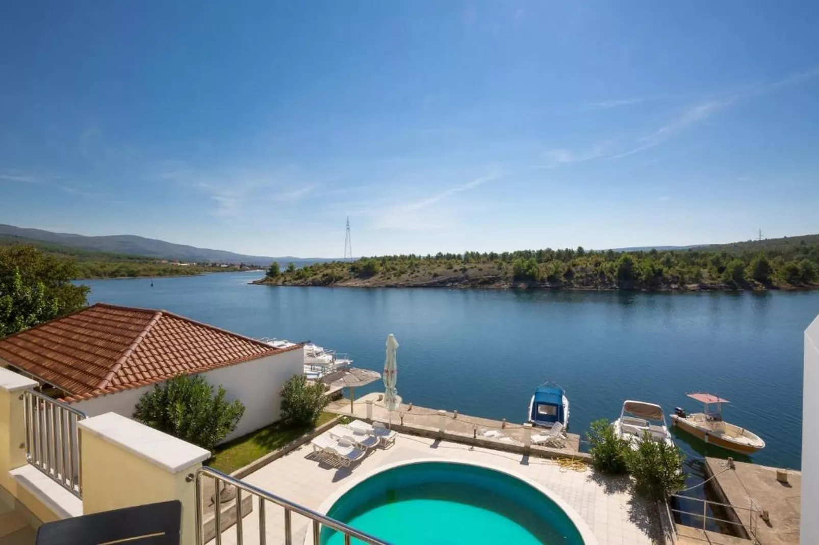 Apartment with Pool View