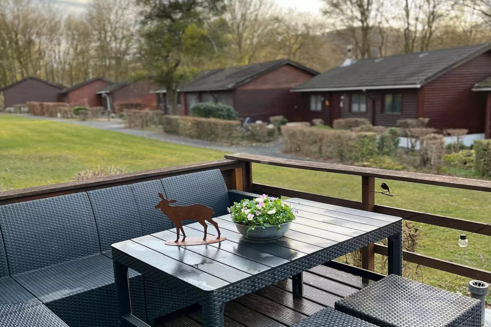 Chalet du temps suspendu-Tuinen zomer